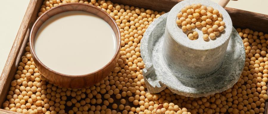 清晨的第一口能量：解锁早餐蛋白质的正确打开方式清晨的阳光透过厨房窗户，桌上的