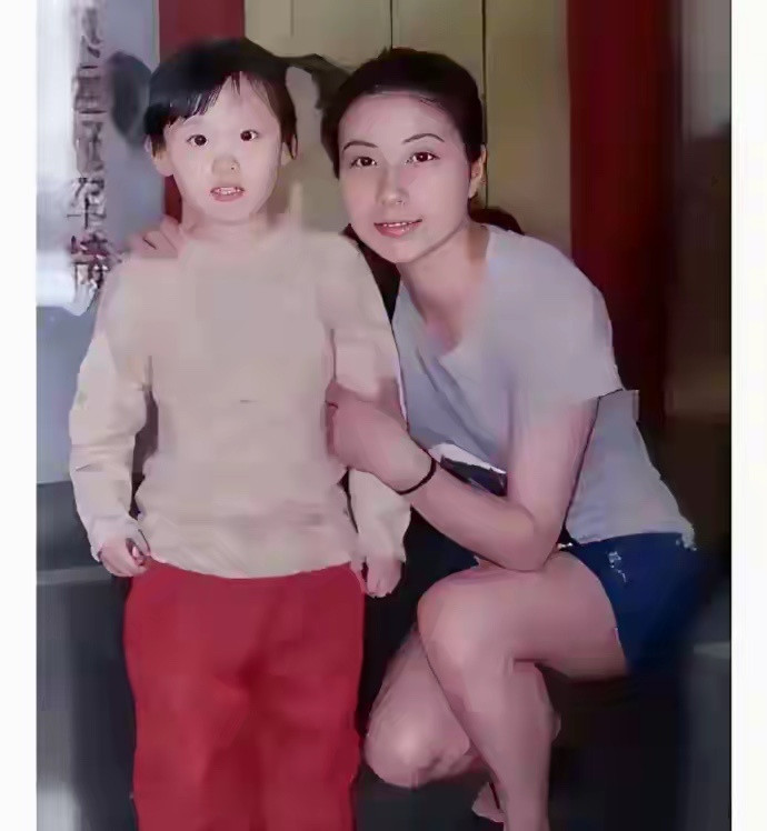 当年和郭晶晶合影的女孩子后来也成了世界冠军，你能猜出她是谁吗