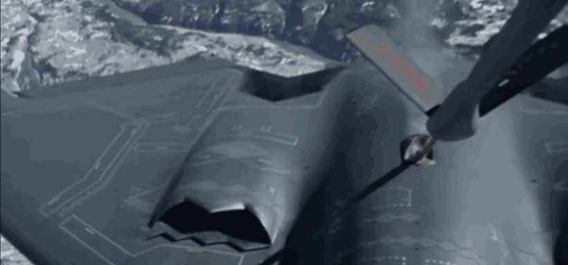 美国B-2隐身轰炸机有个致命弱点！B-2基本上禁止在战区进行白天作战，只能在