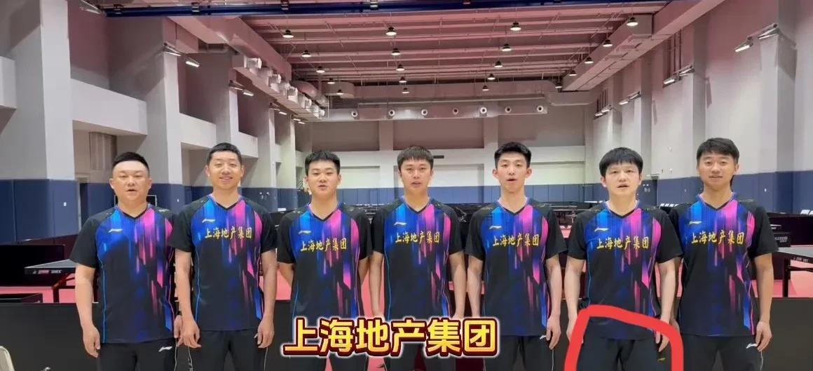 不知道你们发现了没有看到乒超联赛沪队的这张合照上有一个有意思的细节沪队的7个