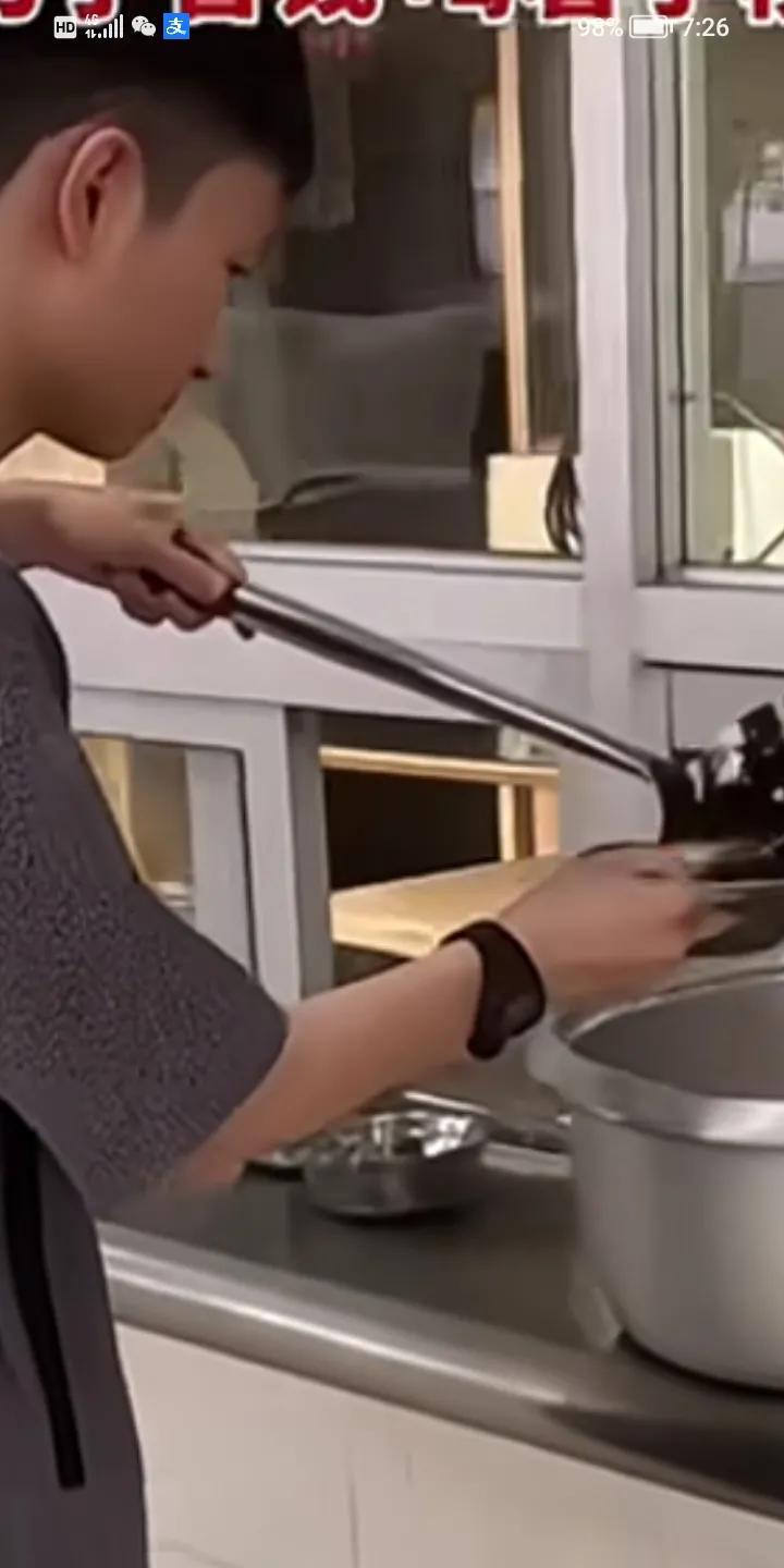 真可怜人，可怜的孩子，从小父母意外离世，跟着奶奶生活，前不久奶奶又离世了，丢下可