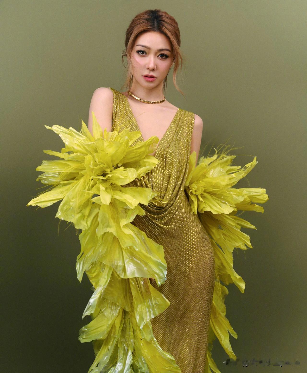 薛凯琪这身金灿灿的造型也太会了吧！直接把秋天穿在身上，像片会发光的银杏叶飘到红
