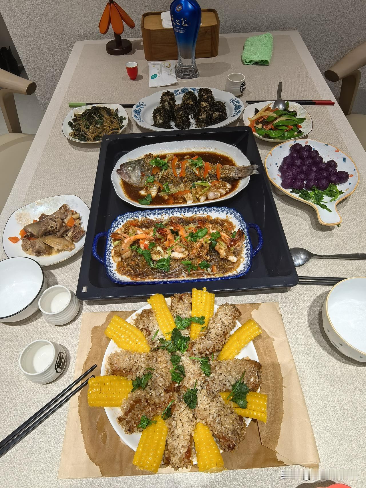 今年除夕年夜饭我整了八个菜，四个人吃，基本光盘了！清蒸蒜蓉虾、清蒸鲈鱼、玉米