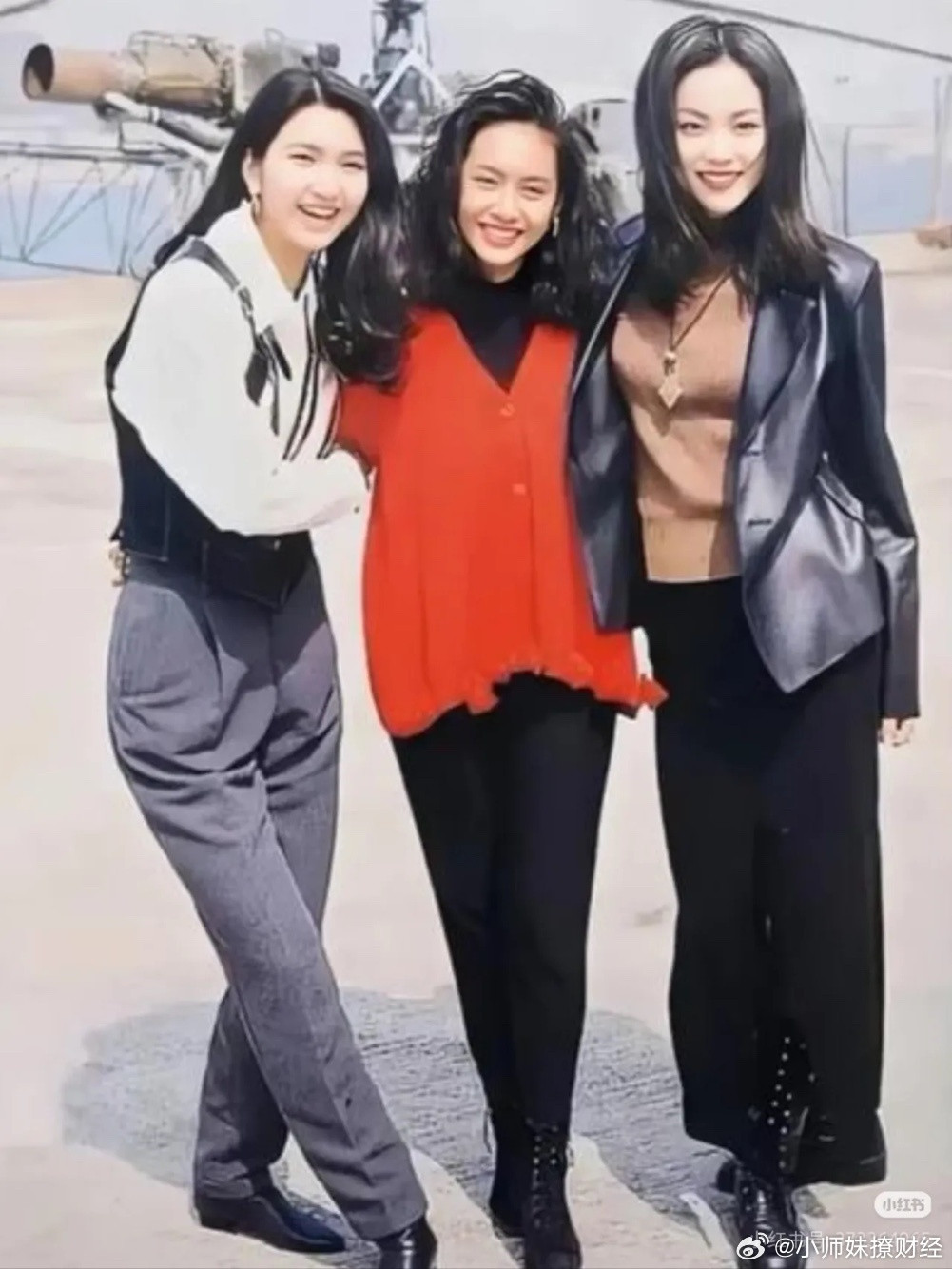 我敢说！这张老照片里能认出两位，绝对是非常熟知演艺圈的高手。