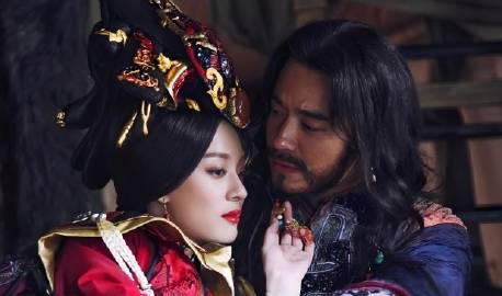 公元前272年，芈月杀死和自己私通30年的义渠王。义渠王满身伤痕倒在芈月怀里，艰