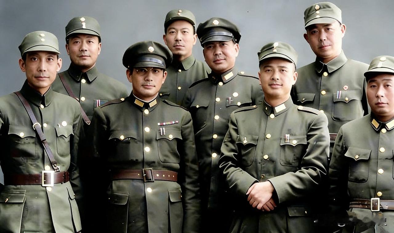 张灵甫与国民党74师众将领合影留念照片！此照片为真实照片，非影视剧剧照！这张照