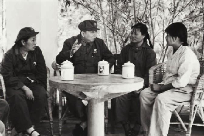 1960年夏，广州军区副司令詹才芳中将前往庐山养病，疗养所的王姓干部热情招待。第