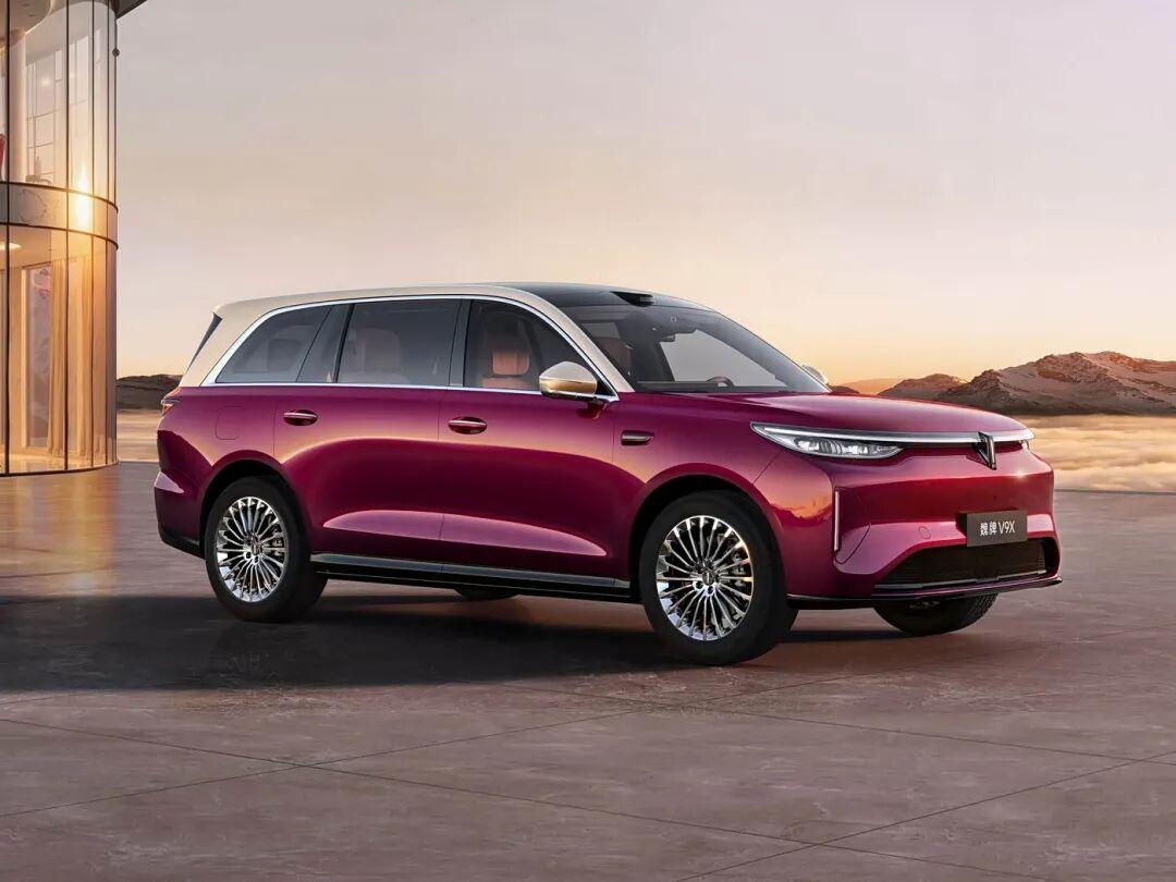 魏牌V9X首发亮相，长城汽车再添“猛将”！3月9日晚，长城汽车董事长魏建军亲自