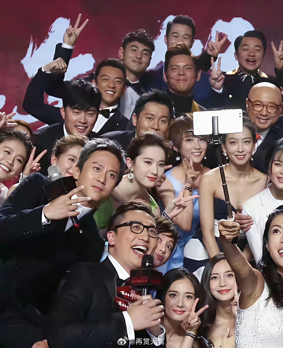 刘诗诗虽然在合照中不显眼，却能让人一眼锁定。