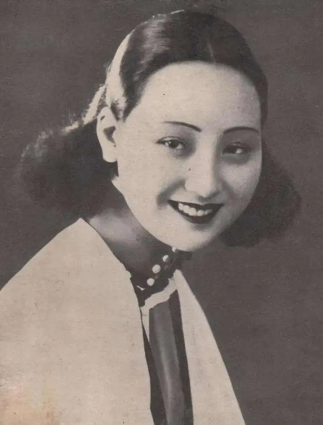 1933年，18岁的大明星叶秋心，被已经娶了五房妻妾的军阀万倚吾看中。万倚吾送了