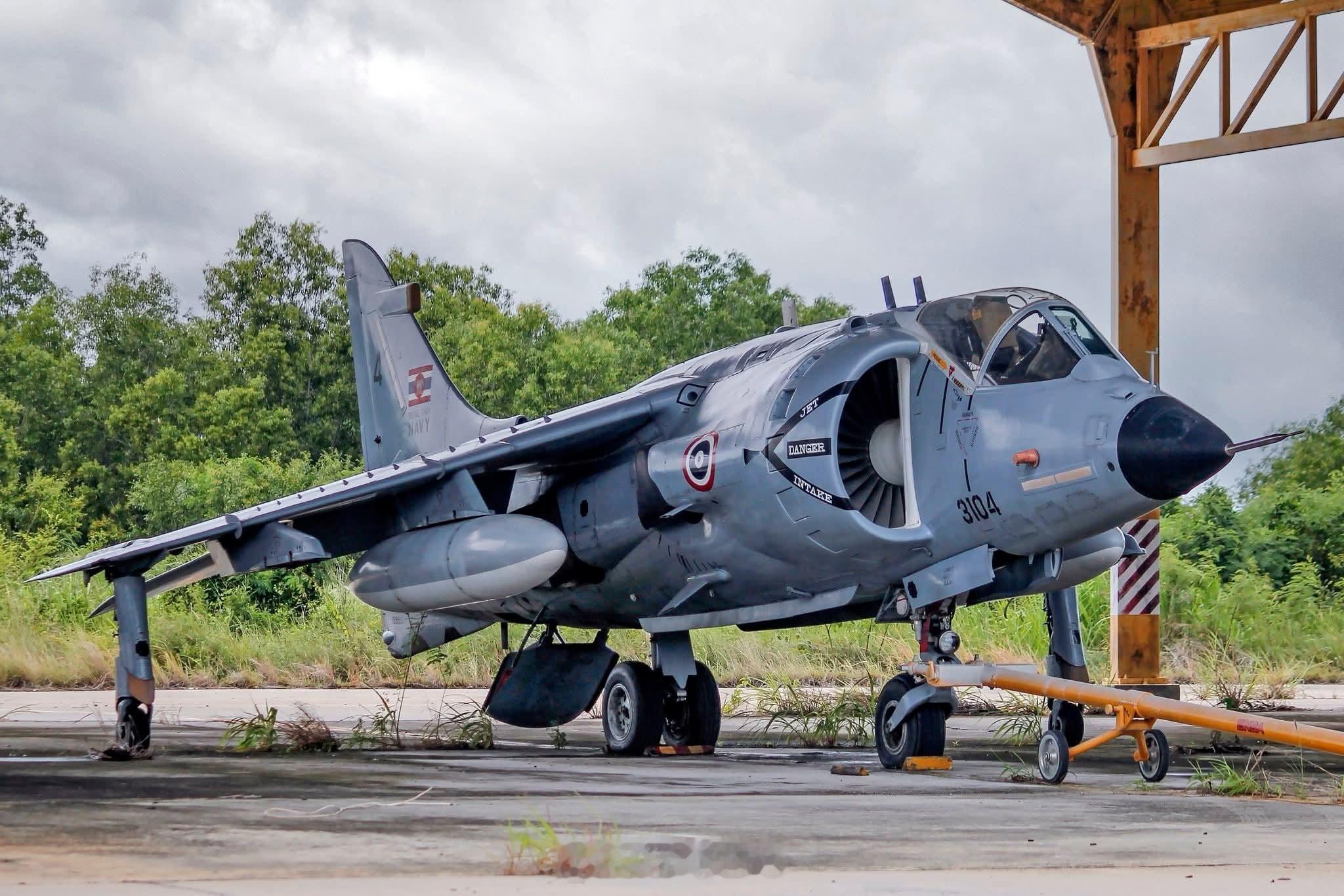 泰国皇家海军的鹞式垂直/短距起降战斗机，不知道是何时拍摄机体看着还行，不过地