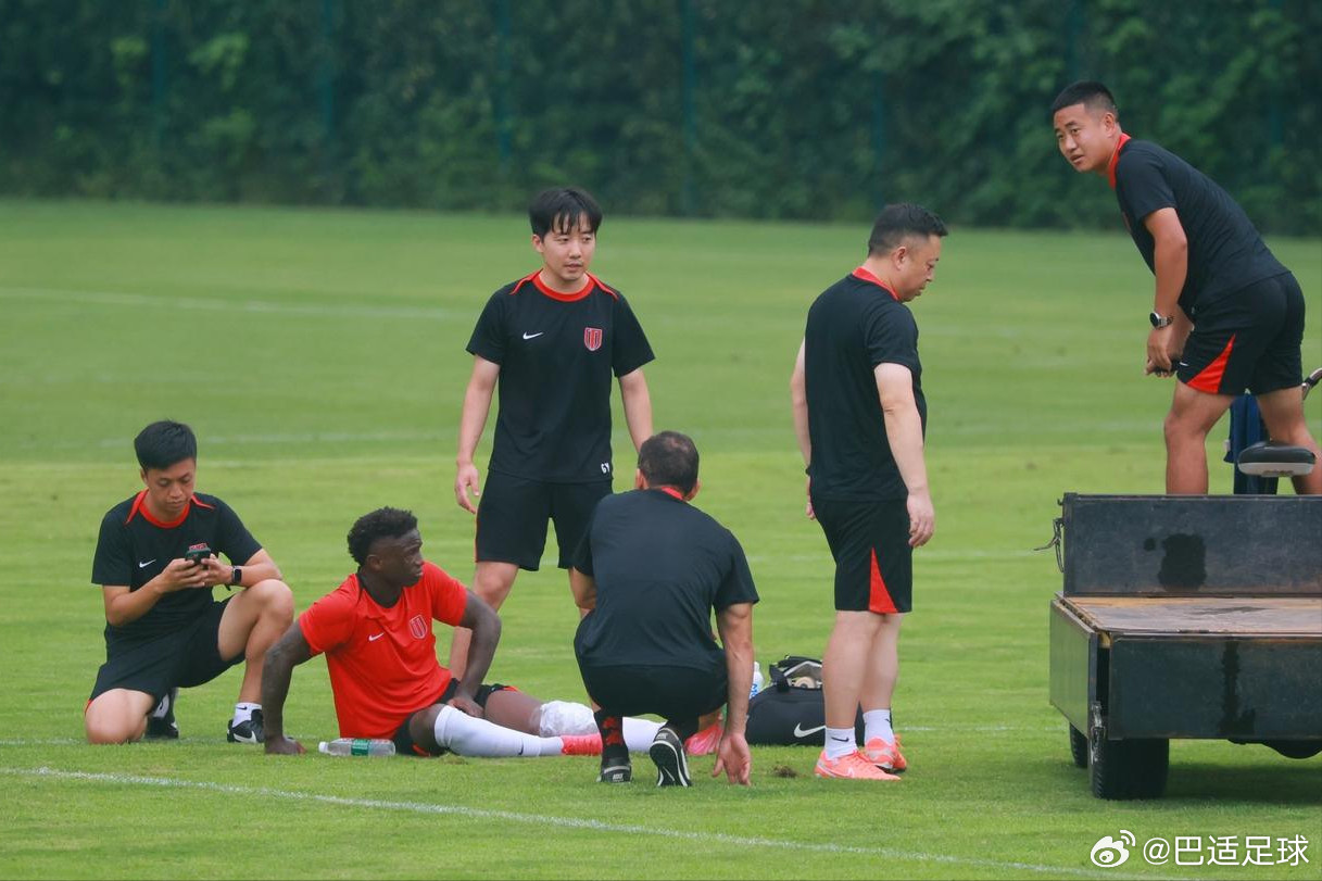 卡隆已不在成都蓉城的球员信息中，被标记为“自由球员”，意味着他已离队，而且暂时没