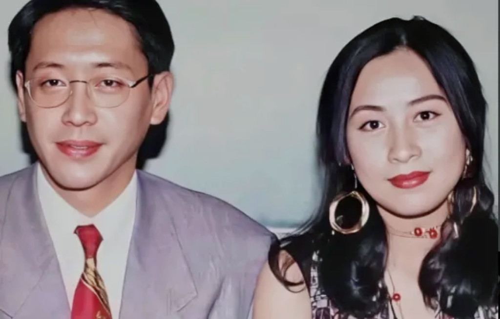 上世纪八十年代中期刘嘉玲从苏州移居香港，经吴君如引荐与船王许爱周的孙子许晋亨相识相恋。许晋亨不顾家族