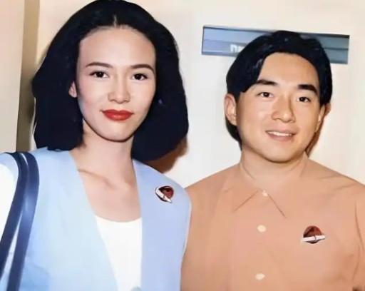 2008年，郑裕玲向同居16年的男友吕方提出分手，要求他净身出户，吕方舍不
