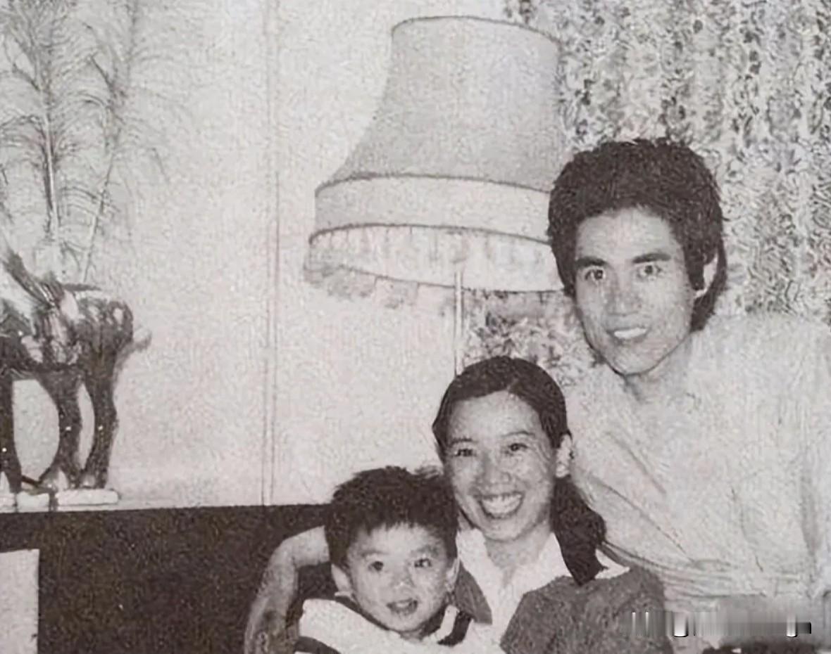 这张80年代的黑白照片可太有故事了！照片里陈宝国的儿子才一岁，乖乖坐在最前头