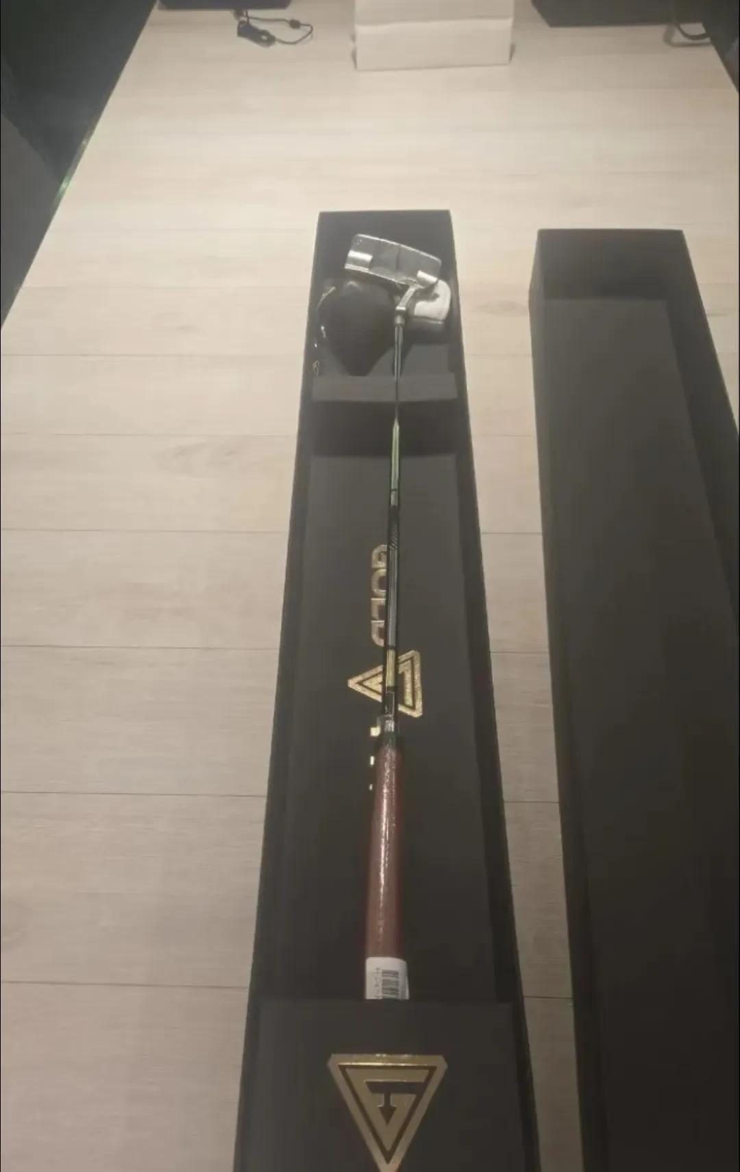 李在明是第一次访美见特朗普，是懂怎么送礼，清单曝光。1.根据特朗普身高量身定制