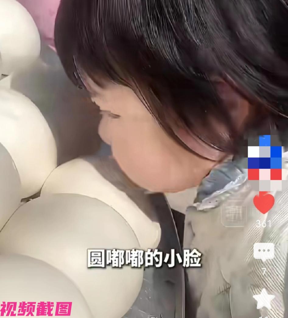 甘肃有个一岁半的宝宝，想吃家里馒头店的馒头，由于手有点脏，一旁的舅舅直接让她上前