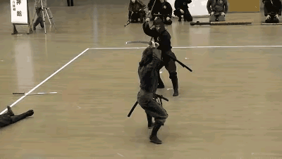 这就是日本武士的必杀技，先用粉尘偷袭敌人的眼睛，再用武士刀击中敌人要害！也许，这