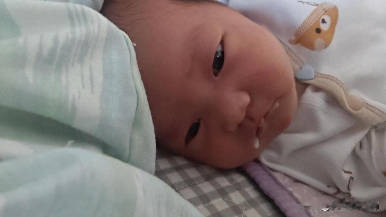 20天宝宝一直吃不睡觉救命🆘20天宝宝每天下午5点多开始一直张嘴要吃，永远也