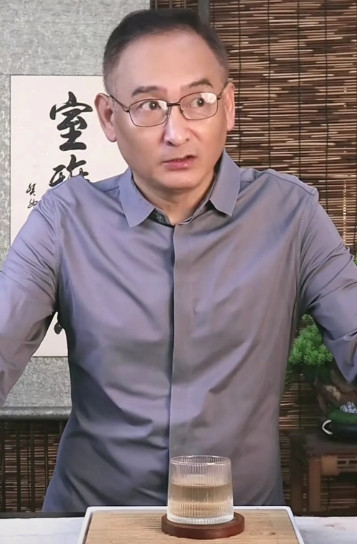 谢雷直播间缅怀杨少华，力挺杨议和杨家！看来都把老爷子这点流量玩明白了。谢雷表示，
