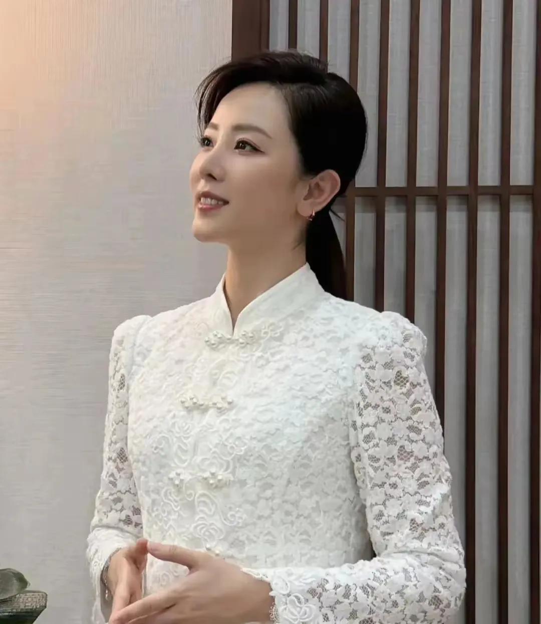 李思思与OBBLIGATO新中式风尚完美适配！她身着一袭本白套装惊艳登场，简约色