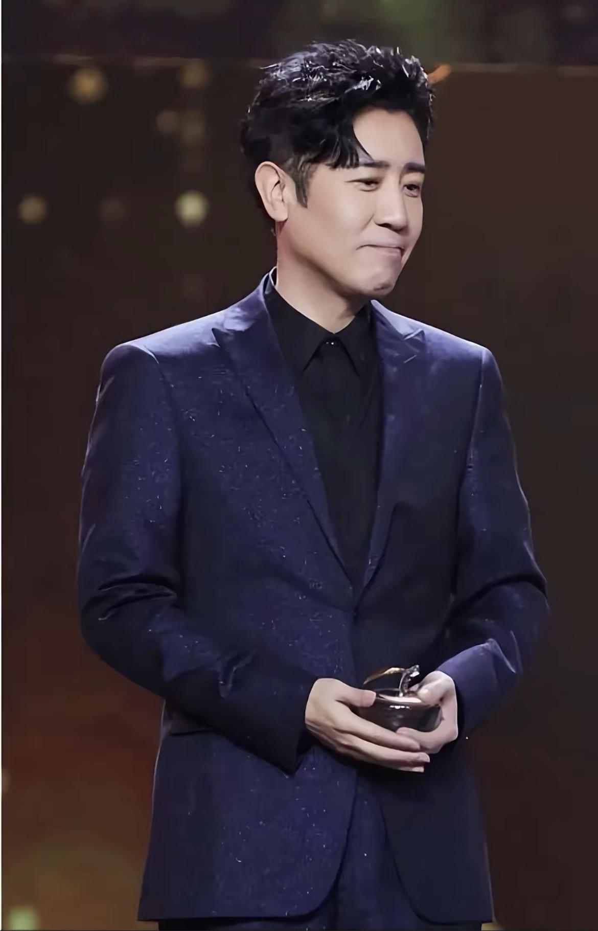 演员于和伟在饭店吃饭，花了334元，老板抹零说收300元，于和伟同意了，就给了3
