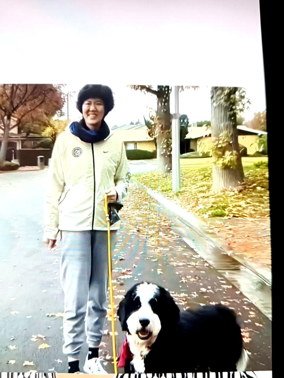 她身着蓝色短袖，坐在意大利决赛看台上，像个普通球迷。可场上那个拦死埃格努的朱