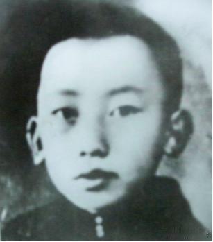 照片中的少年是毛楚雄，毛泽覃之子、毛泽东的侄儿，毛家最年轻的烈士。他小小年纪便投