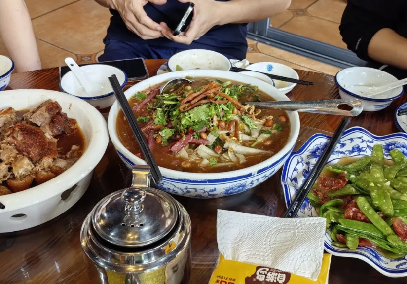 现在对违规吃喝查得越来越严格，各种聚餐饭局都要小心谨慎，然而在工作日当中，不少干