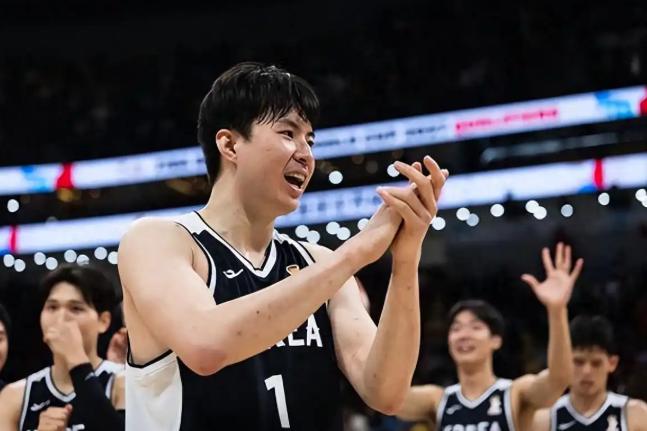 杀人还要诛心。 韩国拿下亚运金牌，李贤重27分18篮板5记三分，但比数据更扎