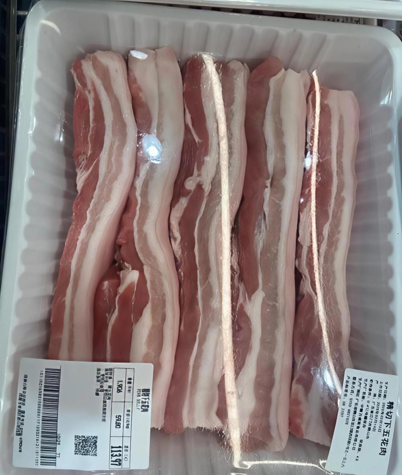 今天跟儿媳妇去逛山姆会员店，非要买一盒五花肉。我看了价格吓我一跳，外面菜市场一斤