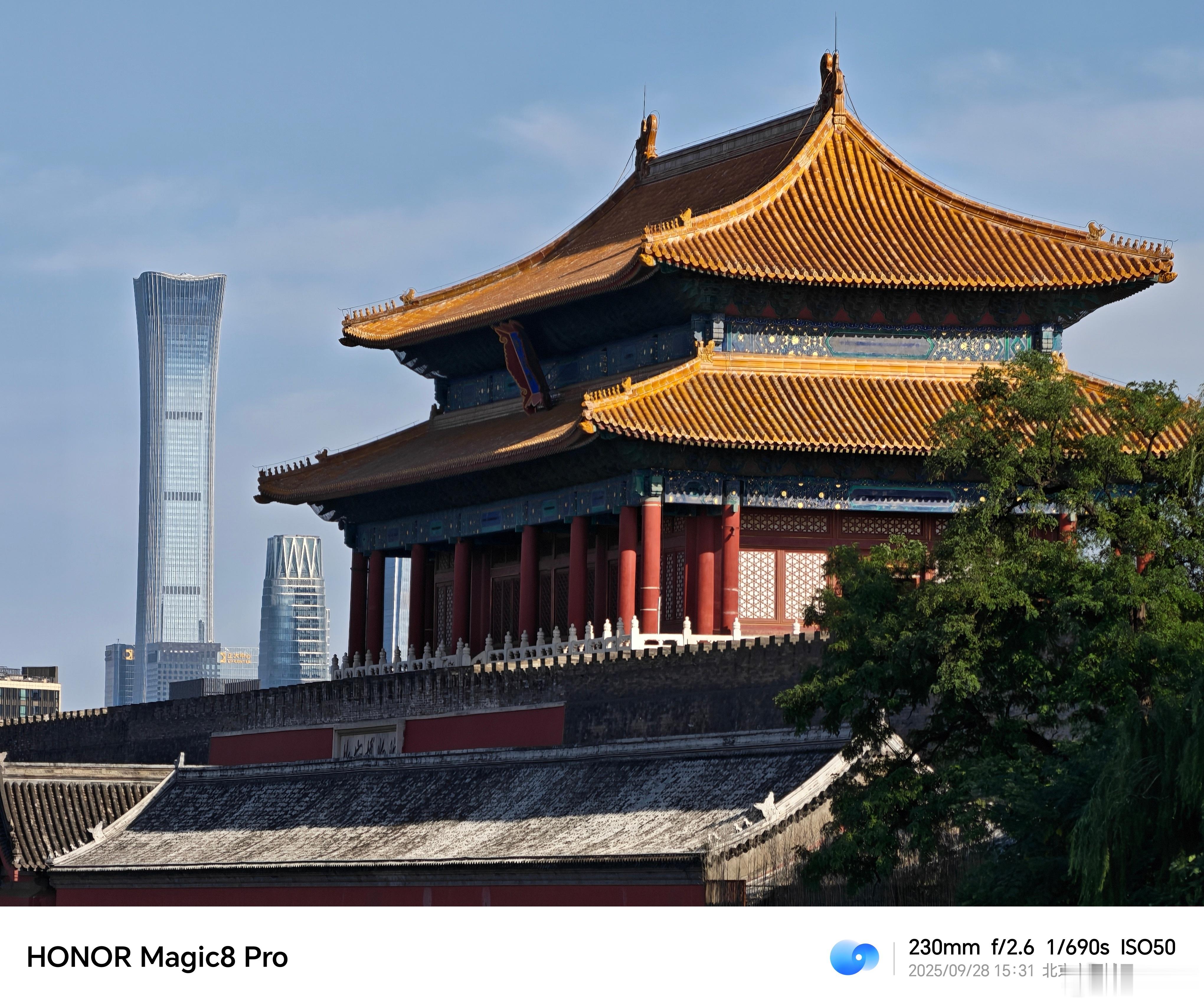 直接上样张说话！荣耀Magic8Pro的长焦太懂建筑摄影了。无论是现代CBD的