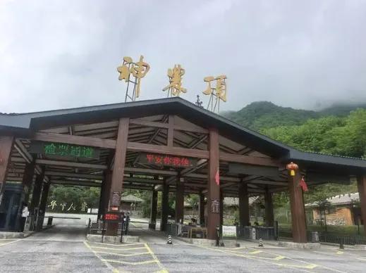 国道跑得好好的，突然被一根杆子拦下：“想从此路过，留下门票钱！”这不是穿越回了古