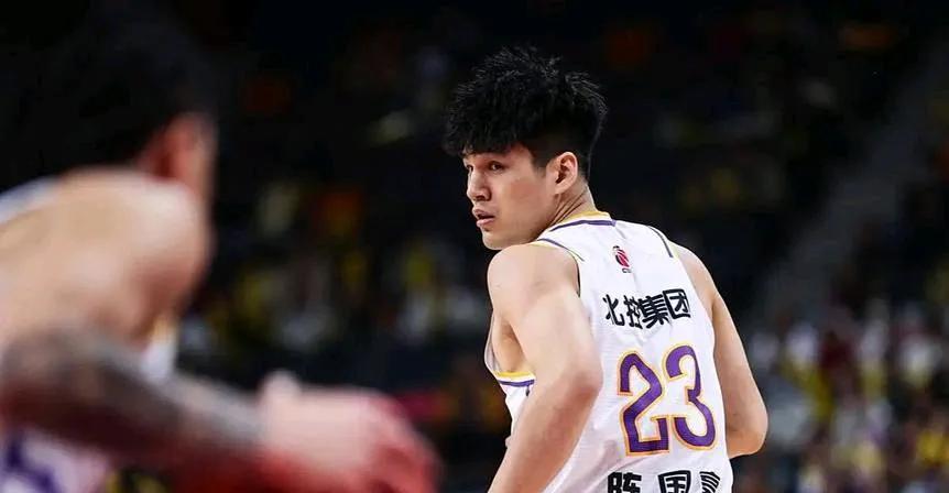 传说中，广州男篮为陈国豪提供了一份优厚的匹配合同，该合同条件之优越，以至于北京北