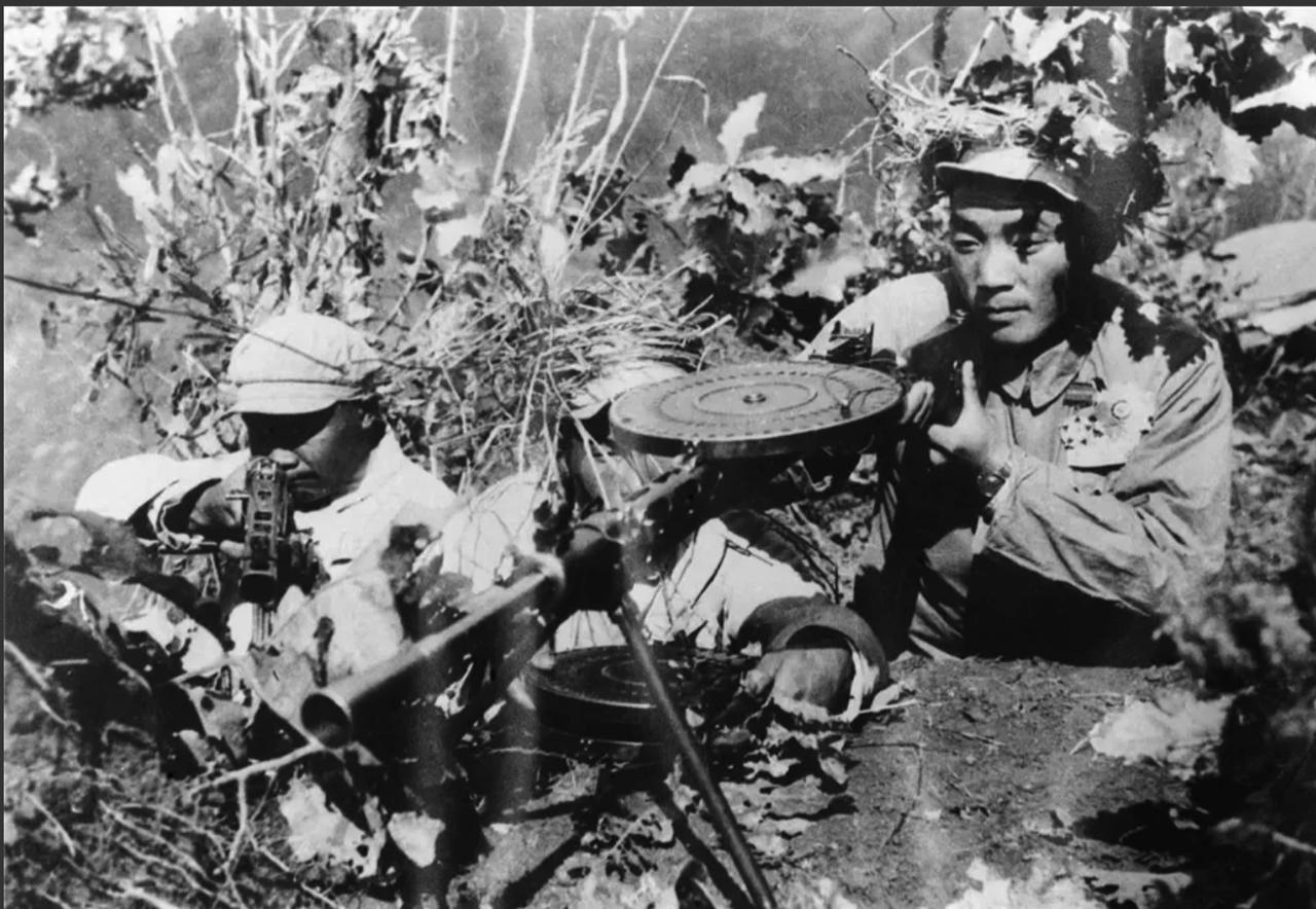 1951年，王德福打退美军9次进攻，拿着手电巡查时，却惊觉3名战友竟全牺牲在同一