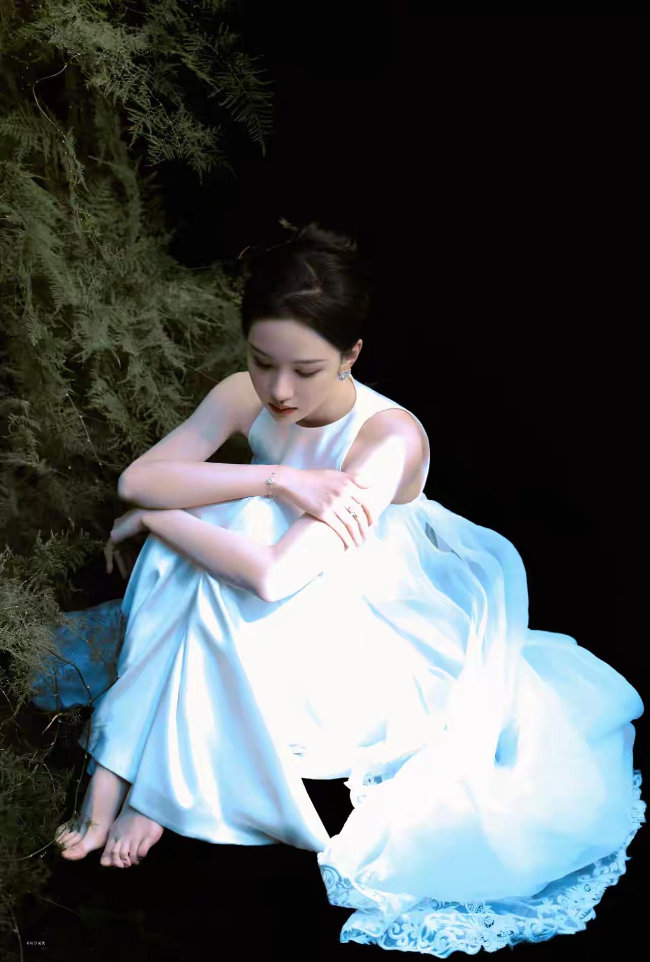 创作训练营开营啦每天都发陈都灵😘，第三弹——今天，是白色，绝对纯净