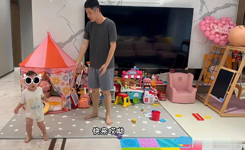 孙骁骁和任重的家，没想象中那么大、布置的很温馨，到处都是孩子的玩具……任重两口子