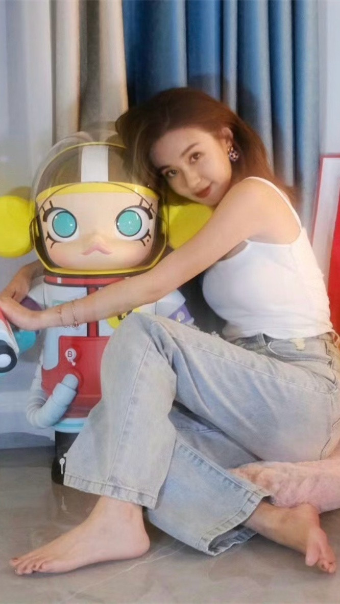 郑合惠子私服，可爱的光脚丫少女。郑合惠子