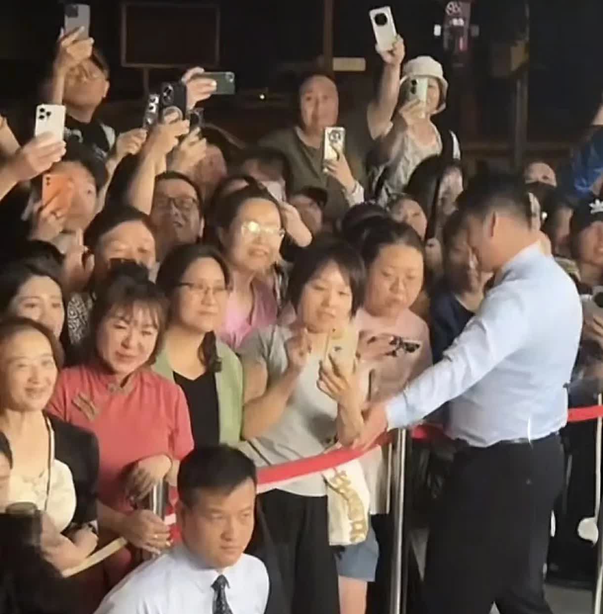 家人们，谁懂啊！昨晚董宇辉下播后，居然在楼下悄悄干了三件超暖的事！天气