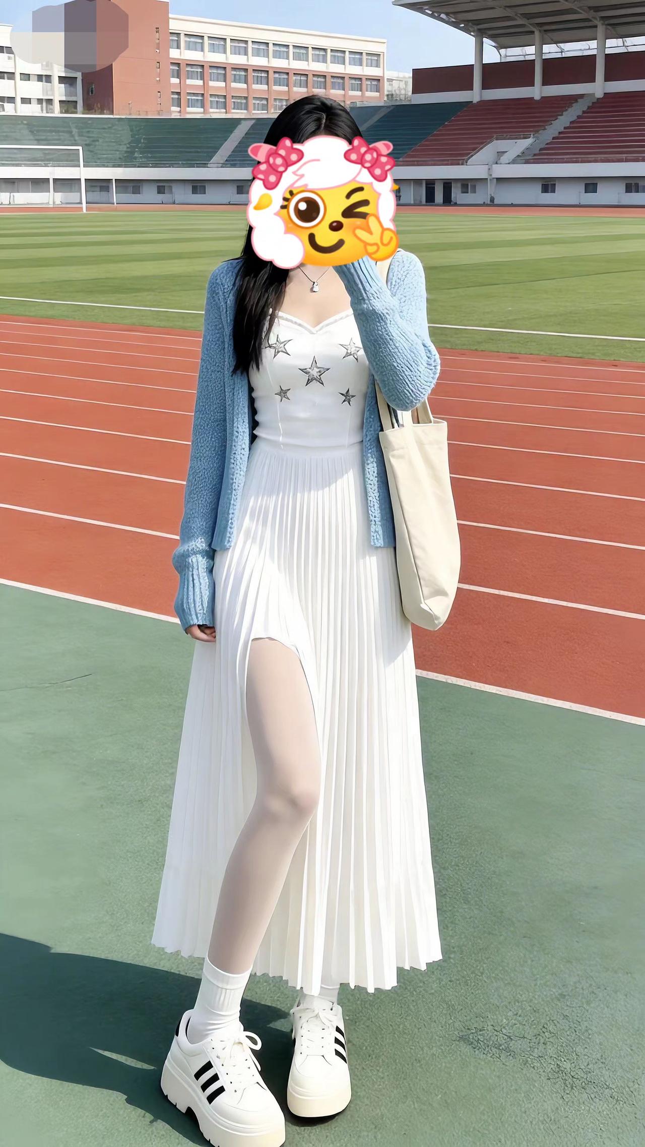 少女感ootd学校操场拍照理想女友穿搭温柔穿搭百褶长裙穿搭