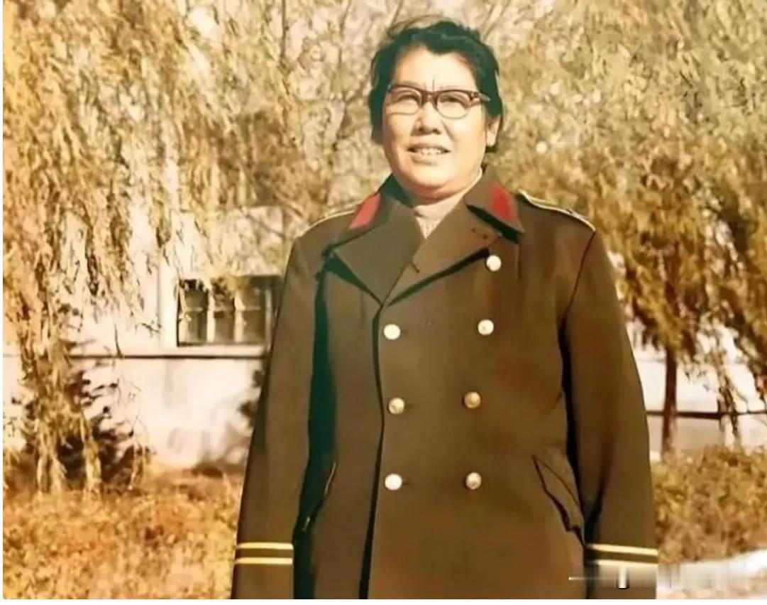 八十年代留影，敬一丹母亲韩殿云，新中国第一代女公安。她1930年出生，黑龙江省富