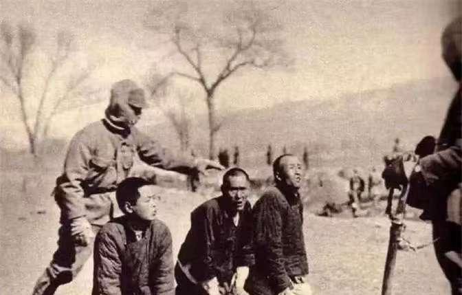 1937年，一群日本兵闯入红应村“大扫荡”。他们拖来5名老妇，将其剥个精