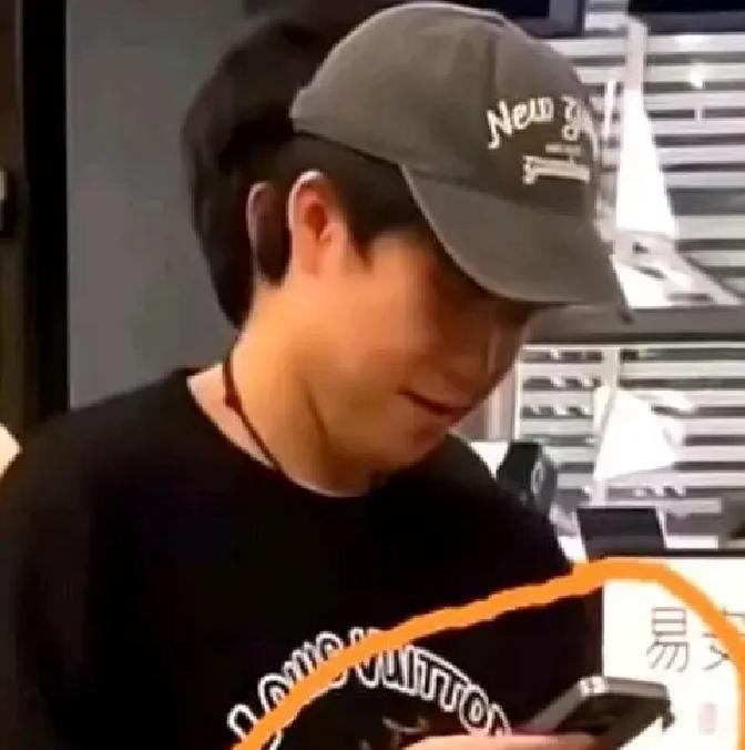 肖战这枚戒指，直接上演了娱乐圈的“绝杀与反绝杀”！操作比球场上的假动作还骚。