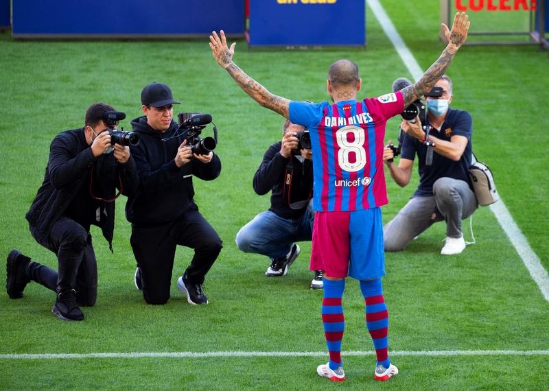 梅西打进91球的时候，阿尔维斯自己单刀能得分的时候，任然首先选择回传给梅西。。当