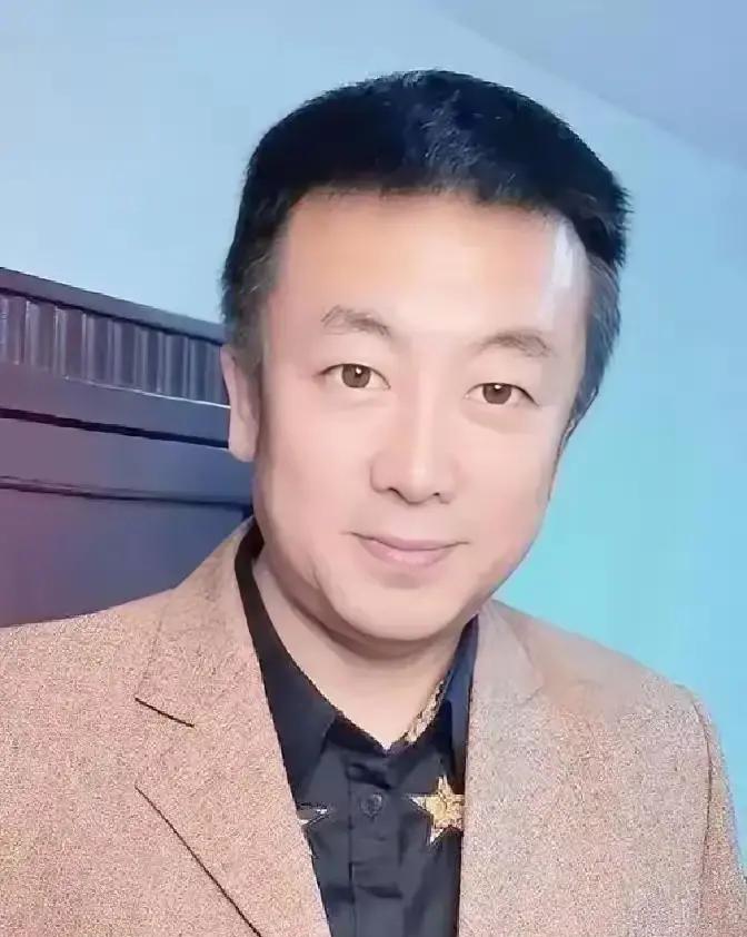 2011年，一名瘫痪多年的民警坐在轮椅上在家中看电视，突然，他神情激动，指着电视