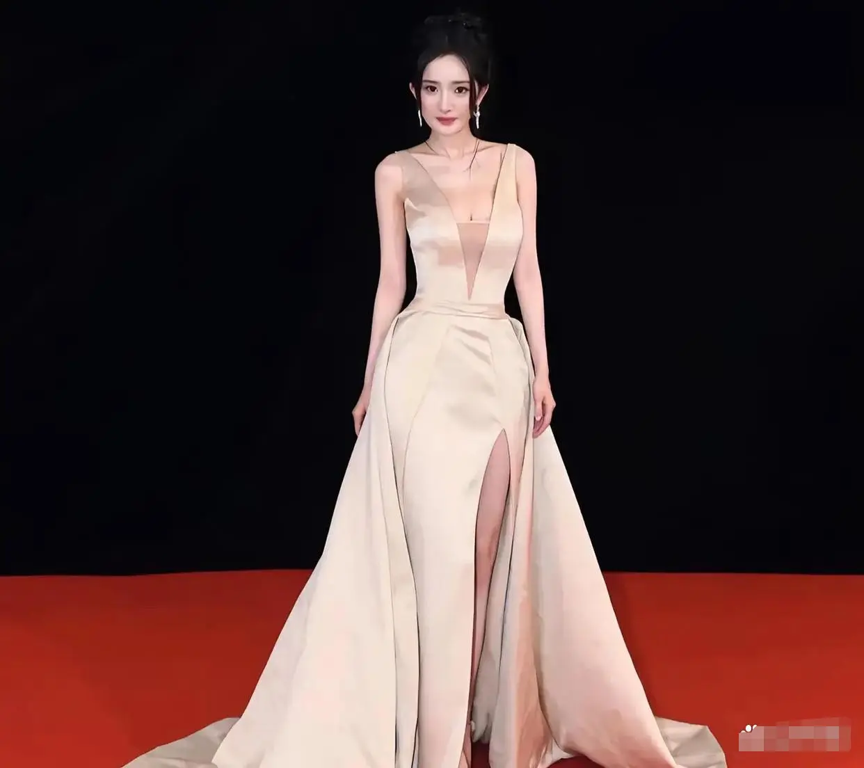 杨幂一袭白裙，在红毯上自带高光。