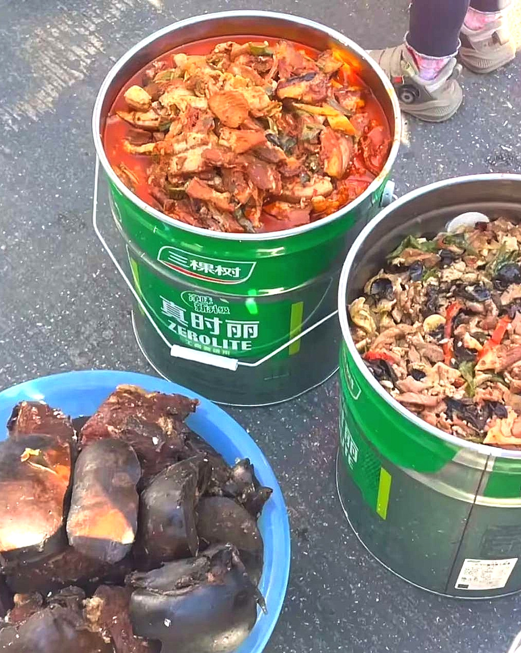工地卖饭的用油漆桶装菜，我也是醉了