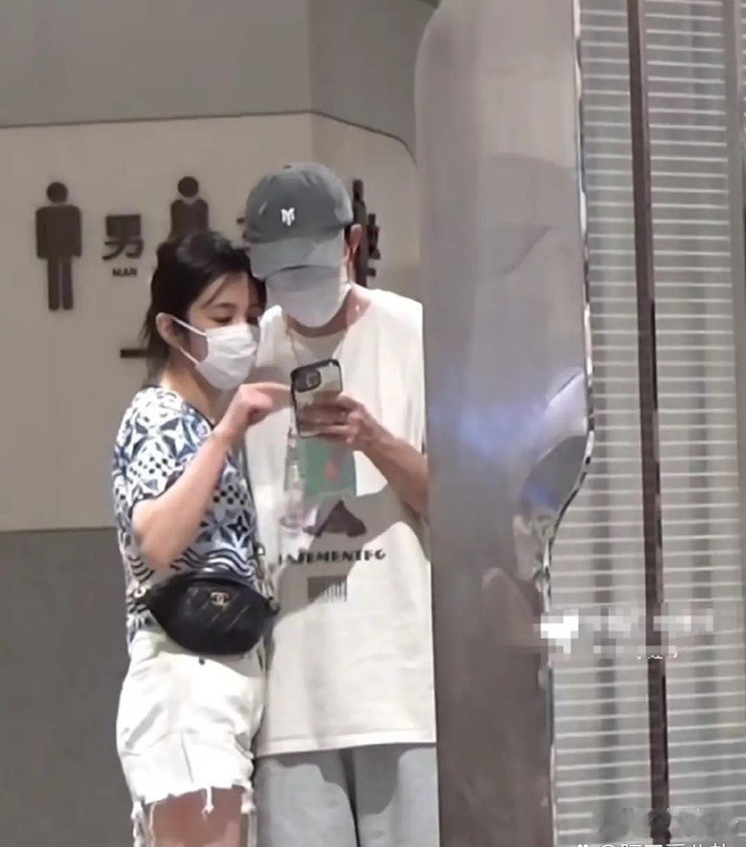 俞灏明和⁠王晓⁠‎‏晨夫妇﻿﻿‎逛‎﻿街超甜，王晓晨全程‎牵着﻿俞灏明的手舍不得