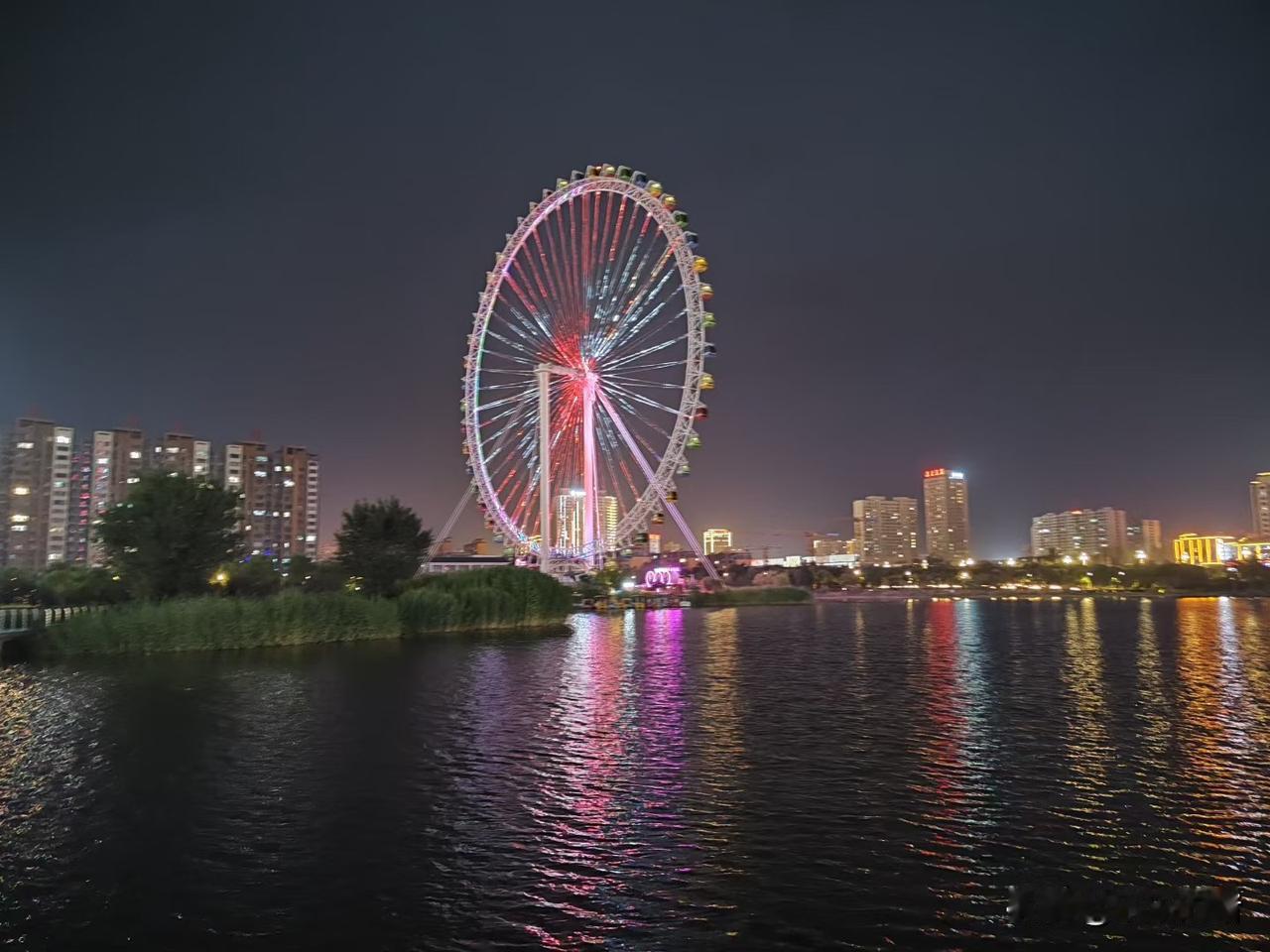 老公的前同事终于遭到报应，被判了十年。所有认识他的人都认为是报应。他以前和我老公