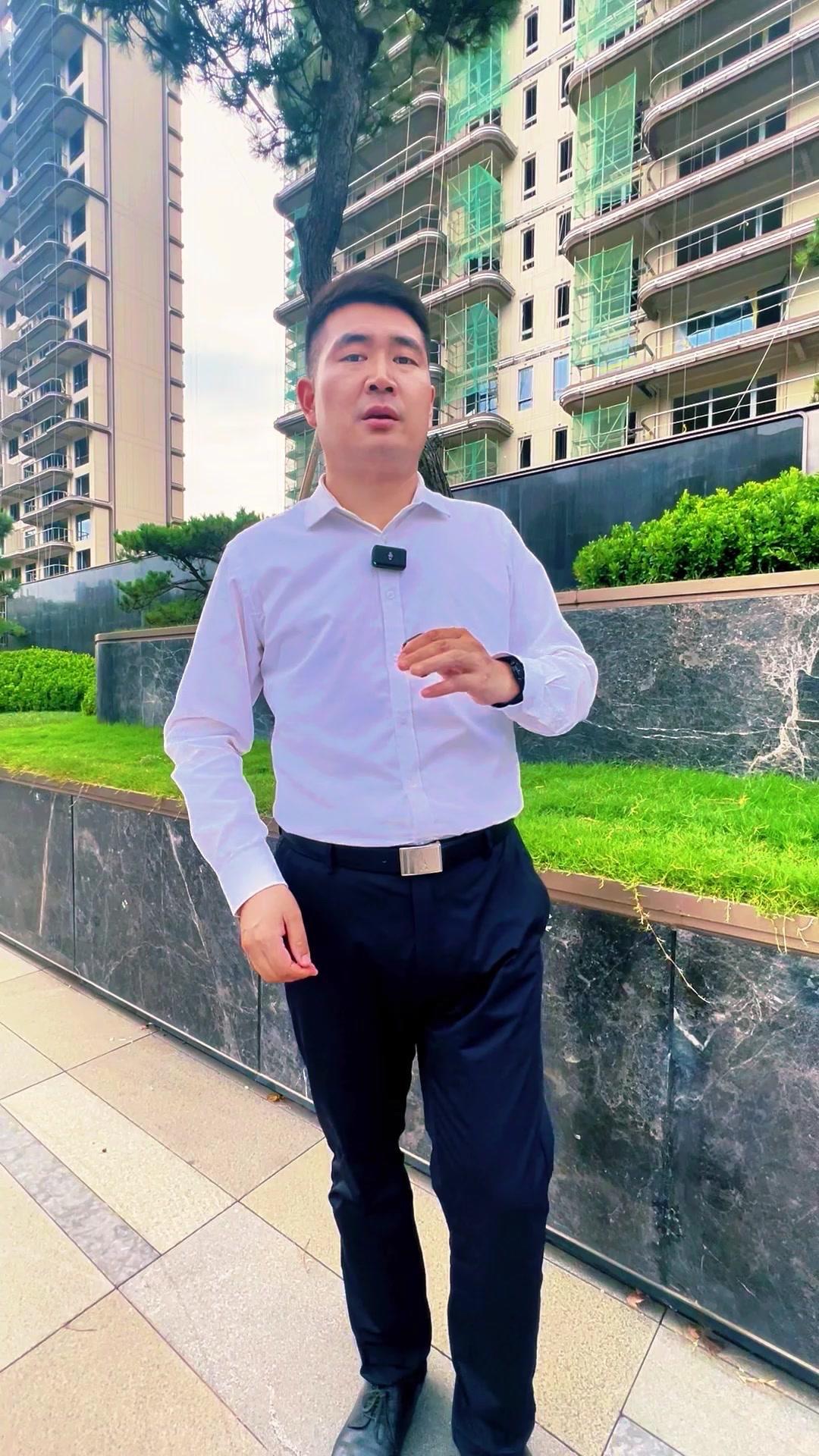 ✨市面上的豪宅，要么依山，要么傍水。今天带大家看城南板块的大平层产品。🏘️